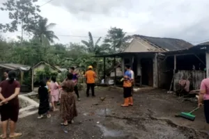 Cuaca ekstrem berupa angin kencang melanda wilayah Kecamatan Taman Krocok, Kabupaten Bondowoso, pada Senin (29/9/2025) siang.