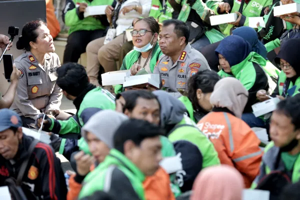 Polrestabes Surabaya dan Ratusan Ojol Gelar Doa Bersama untuk Alm. Affan Kurniawan