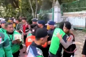 Ratusan Pengemudi Ojol Gelar Aksi Damai Tebar Mawar di Kawasan Monas