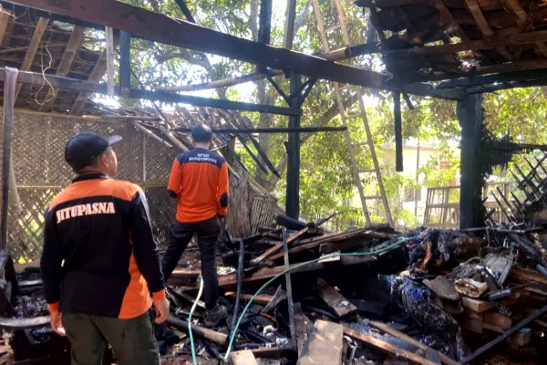 BPBD Bondowoso Salurkan Bantuan untuk Korban Kebakaran di Desa Gunung Sari