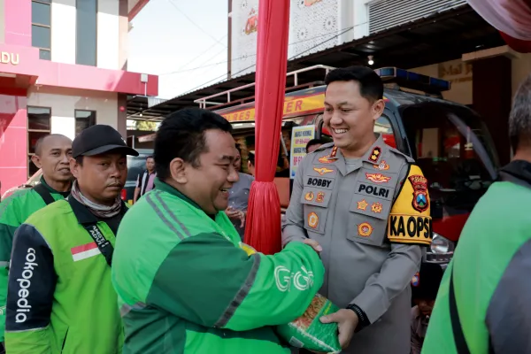 Polres Jember Gelar Pasar Murah, Warga Antusias Serbu Sembako Terjangkau