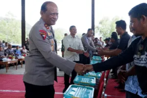 Kapolda Jatim Serahkan Bantuan Sembako untuk Nelayan Pacitan