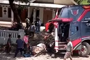 Bus Rombongan RS Bina Sehat Jember Kecelakaan di Probolinggo, Polisi Fokus Evakuasi Korban