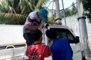 Damkar Bondowoso Bantu Evakuasi Kunci Tertinggal di Dalam Mobil