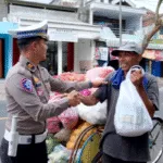 Satlantas Polres Malang Berbagi Ratusan Paket Sembako Sambut Hari Lalu Lintas Bhayangkara ke-70