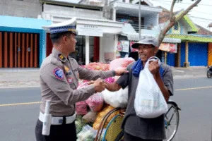 Satlantas Polres Malang Berbagi Ratusan Paket Sembako Sambut Hari Lalu Lintas Bhayangkara ke-70