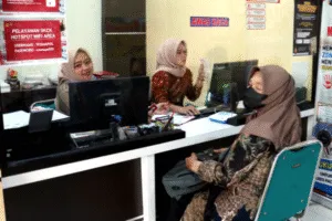 Petugas Polres Pacitan Lembur Hingga Dini Hari Layani Lonjakan Pemohon SKCK