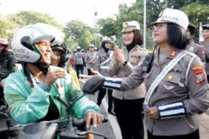 Polwan Polda Jatim Rayakan HUT ke-77 dengan Gatur Lalin dan Bagi Helm hingga Cokelat