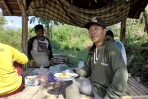 Kades Sumber Kokap Muklasin Sapa Warga di Ladang, Dengarkan Keluh Kesah Sambil Makan Bersama