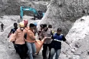 Tragedi Longsor Tambang Trosono, Tim SAR Gabungan Evakuasi Sopir Truk hingga Tewas Tertimbun