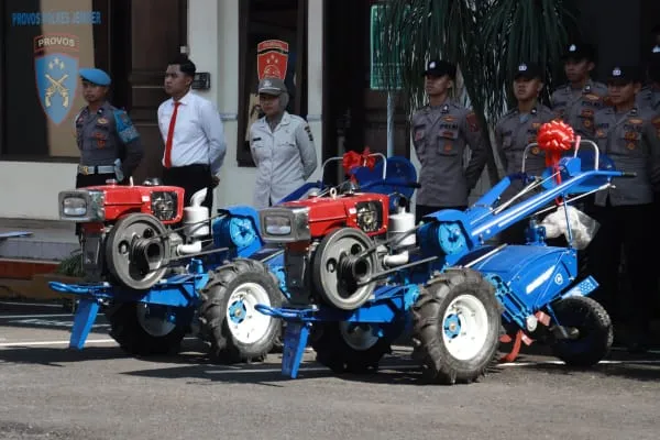 Masing-masing kelompok tani menerima satu unit traktor yang diserahkan langsung oleh Kapolres Jember di sela-sela apel pagi di halaman Mako Polres