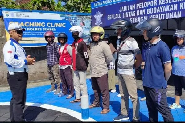 Program ini digelar secara intens di area SATPAS (Satuan Penyelenggara Administrasi SIM) dan Samsat Jember, menjadi wadah interaksi antara polisi lalu lintas dengan masyarakat