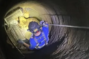 Peristiwa ini bermula sekitar pukul 16.30 WIB, ketika sapi yang baru dibeli oleh P. Doni (70) mendadak mengamuk dan menabrak kaca di depan rumahnya