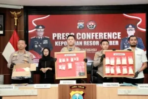 Dari jumlah tersebut, 12 tersangka untuk 12 Kasus Narkotika dan 3 tersangka untuk 2 Kasus Okerbaya.