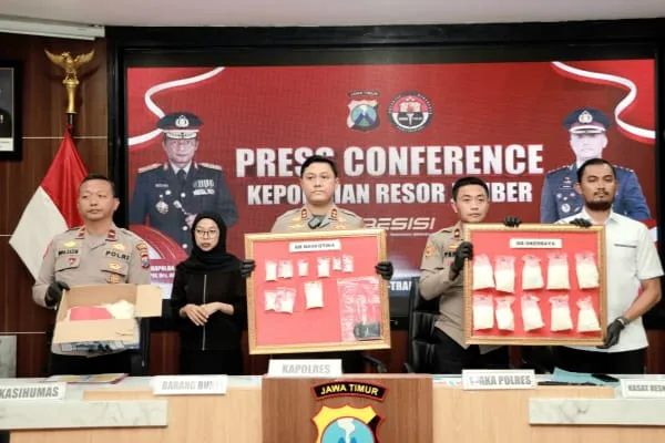 Dari jumlah tersebut, 12 tersangka untuk 12 Kasus Narkotika dan 3 tersangka untuk 2 Kasus Okerbaya.