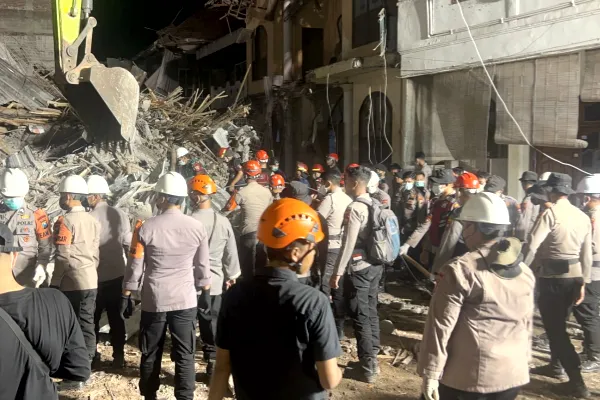 Ratusan Personel Polresta Sidoarjo Berjibaku Bersihkan Puing Bangunan Ponpes Al Khoziny