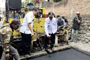 Kepala Desa Sumber Kokap Kawal Langsung Proses Pengaspalan Jalan Lingkungan