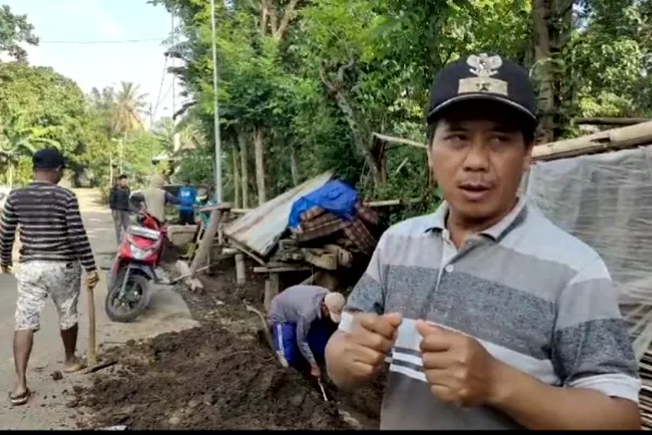 Gerak Cepat Kades Sumber Kokap Tanggapi Aduan Warga, Bongkar Gorong-Gorong Tersumbat untuk Antisipasi Banjir