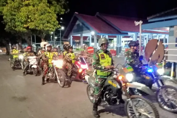 Kompak di Malam Hari, Babinsa Koramil 0822/01 dan Banser Keliling Kota Bondowoso