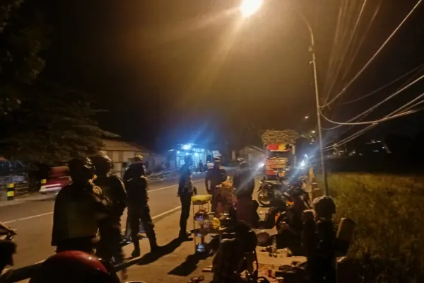 Babinsa Koramil 0822/04 Tenggarang Pimpin Patroli Malam Bersama Banser dan Satpol PP