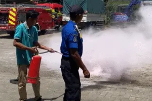 Damkar Bondowoso Beri Edukasi Proteksi Kebakaran di PT Samudera Indo Pangan