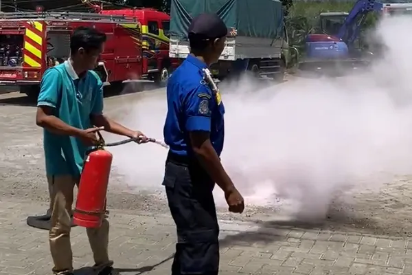 Damkar Bondowoso Beri Edukasi Proteksi Kebakaran di PT Samudera Indo Pangan