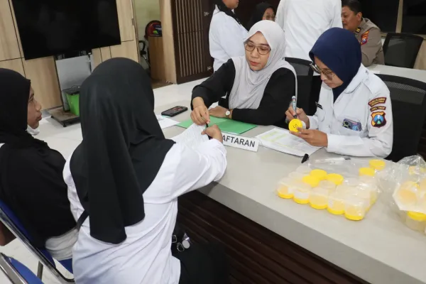 Polres Pelabuhan Tanjungperak Pastikan Kesehatan Petugas SPPG Demi Makan Bergizi yang Aman