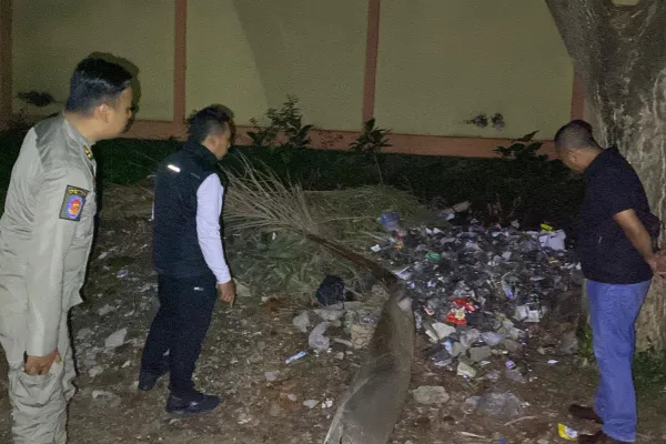 Patroli Malam Pol PP Bondowoso Ungkap Tumpukan Sampah Liar