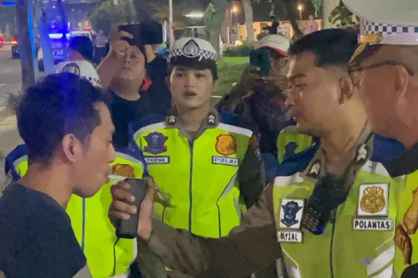Razia Pengemudi Usai Pesta Halloween di Surabaya, Polisi Temukan Pengendara Mabuk dan Miras di Mobil