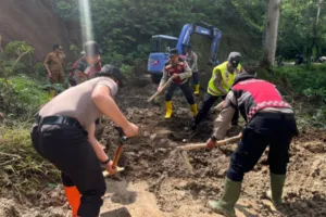 Polres Batu Terjunkan Puluhan Personel Tangani Longsor di Ngantang