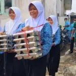 Yayasan Satu Hati Peduli Umat Distribusikan MBG ke SDN Binakal, Babinsa Kawal Jalannya dengan Kondusif