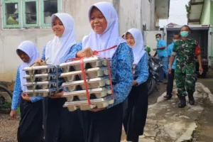 Yayasan Satu Hati Peduli Umat Distribusikan MBG ke SDN Binakal, Babinsa Kawal Jalannya dengan Kondusif