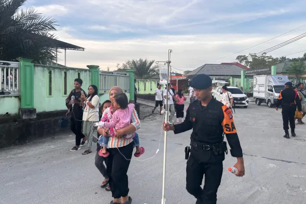 Polri Sigap Hadir Dampingi Warga Tarakan Pasca Gempa Susulan