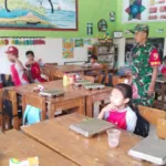 Babinsa Dampingi Distribusi 2.175 Paket Makan Bergizi Gratis ke 38 Sekolah di Binakal