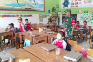 Babinsa Dampingi Distribusi 2.175 Paket Makan Bergizi Gratis ke 38 Sekolah di Binakal