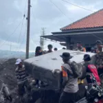 Satbrimob Polda Jawa Timur Perkuat Operasi Kemanusiaan Pasca Erupsi Semeru
