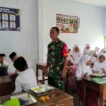 Babinsa Jeruk Soksok Kawal Penyaluran Makanan Bergizi Gratis di MI Nurul Falah