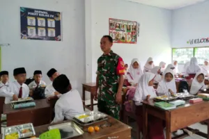 Babinsa Jeruk Soksok Kawal Penyaluran Makanan Bergizi Gratis di MI Nurul Falah
