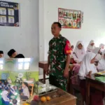 Babinsa Binakal Kawal Distribusi Makanan Bergizi Gratis, Siswa MI Nurul Falah dan KB Darul Mu’minin Terima Edukasi Kesehatan