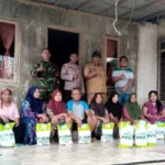Babinsa Binakal Kawal Distribusi Bibit Padi Unggul Dukung Program Swasembada Beras