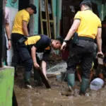 Polres Jember Kerahkan Personel, Ulurkan Tangan untuk Warga Korban Banjir