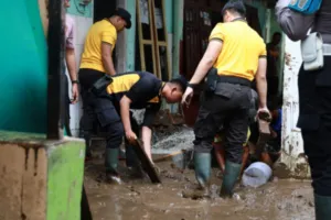 Polres Jember Kerahkan Personel, Ulurkan Tangan untuk Warga Korban Banjir