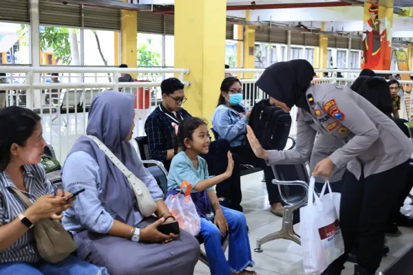 Sapa Hangat Polwan Polresta Sidoarjo Warnai Patroli Dialogis di Terminal Purabaya