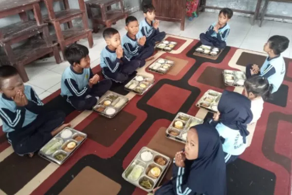 TK PGRI 4 Sumberwaru Binakal Kembali Sambut Program MBG Pasca Libur