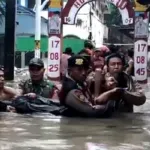 Sigap di Tengah Genangan: Polri Kerahkan Pasukan, Perahu Taktis, dan Dapur Lapangan untuk Warga Cakung