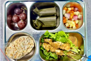 SPPG Binakal Hadirkan Menu Sate Ayam, MBG Makin Variatif dan Disukai Siswa