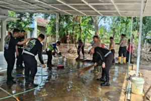 Polres Situbondo Sigap Pulihkan Fasum Pascabencana Banjir Bandang di Kalianget