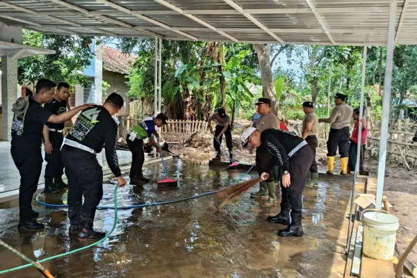 Polres Situbondo Sigap Pulihkan Fasum Pascabencana Banjir Bandang di Kalianget
