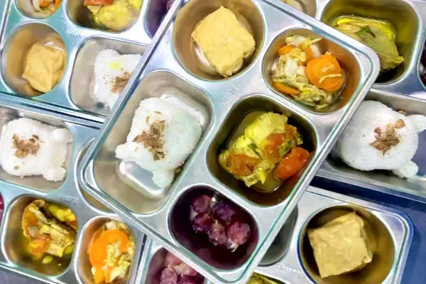 SPPG Binakal Kembali Berinovasi, Menu Spesial Ayam Garang Asem Bikin Selera Makan Siswa Meningkat