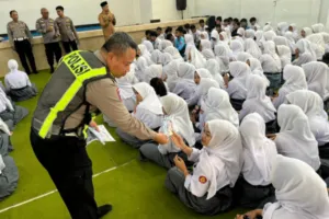 Polantas Menyapa Pelajar SMKN 2 Bondowoso, Tanamkan Budaya Tertib Lalu Lintas Sejak Dini